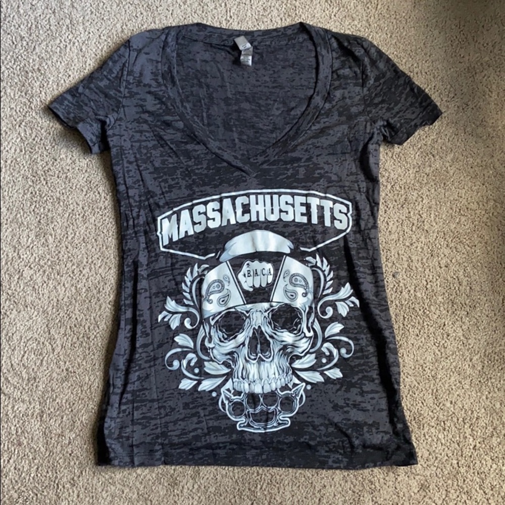 🌵3/$20• Mass Skull V Neck Tee Shirt